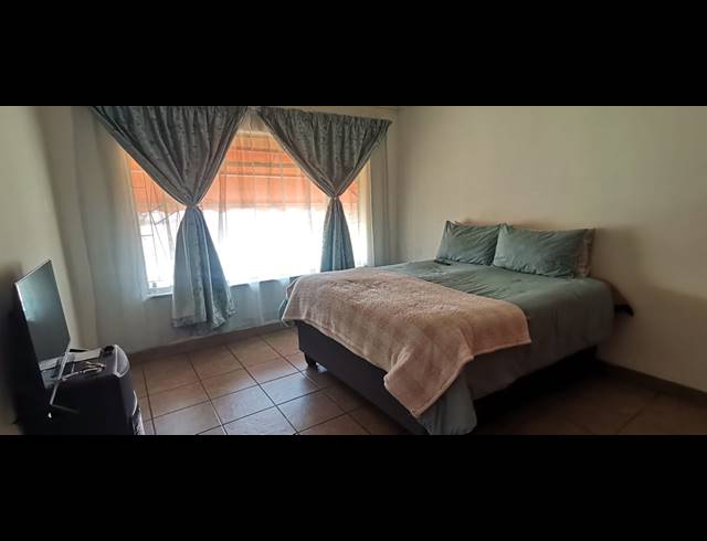 2 BEDROOM FLAT FOR SALE IN VEREENIGING CENTRAL